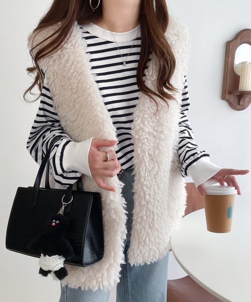 classicalelf（クラシカルエルフ）の「後ろ姿が印象的。バックヘンリーネックオーバーサイズカットソー(長袖)（Tシャツ/カットソー・レディース・ホワイト/ブラック/ベージュ/ブラウン/グレイッシュブルー/モスグリーン/その他/グレイッシュベージュ・MEDIUM/LARGE/X-LARGE/XX-LARGE）」の21枚目の写真