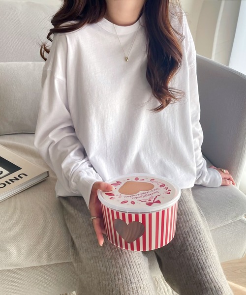 classicalelf（クラシカルエルフ）の「後ろ姿が印象的。バックヘンリーネックオーバーサイズカットソー(長袖)（Tシャツ/カットソー・レディース・ホワイト/ブラック/ベージュ/ブラウン/グレイッシュブルー/モスグリーン/その他/グレイッシュベージュ・MEDIUM/LARGE/X-LARGE/XX-LARGE）」の22枚目の写真