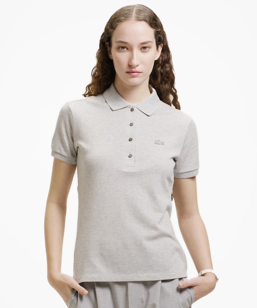 LACOSTE(ラコステ)の「スリムフィット ストレッチコットンピケポロシャツ(半袖)(ポロシャツ・レディース・ホワイト/ブラック/ネイビー/グレー/レッド/カーキ/グリーン/ライトパープル/ベビーピンク/ダークラベンダー/スモークピンク/ピンクベージュ/ダークネイビー/ラベンダー/ミント/マスタード/ライトグリーン/ダークブルー/ライトイエロー/サーモンピンク/ライトブルー/イエロー/クリアグリーン/エメラルド/クリアレッド/スカイブルー/オレンジ/アクア/ペールイエロー/ライトピンク/コバルトブルー/オリーブ/レモンイエロー/シャーベット/ピンク/梅/チェリーピンク/オレンジ系その他/ライム/ブラウン/グレイッシュブルー/グリーン系その他/フューシャピンク/桜/グリーン系その他2/クリアブルー・40/38/36/34/42)」の4枚目の写真