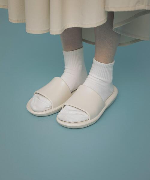 SENSE OF PLACE by URBAN RESEARCH（センスオブプレイスバイアーバンリサーチ）の「TAW&TOE　ZEROVITY SLIDE（サンダル・レディース・ホワイト/ネイビー・SMALL/MEDIUM）」の2枚目の写真