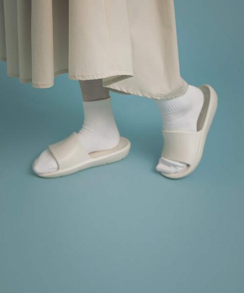 SENSE OF PLACE by URBAN RESEARCH（センスオブプレイスバイアーバンリサーチ）の「TAW&TOE　ZEROVITY SLIDE（サンダル・レディース・ホワイト/ネイビー・SMALL/MEDIUM）」の6枚目の写真