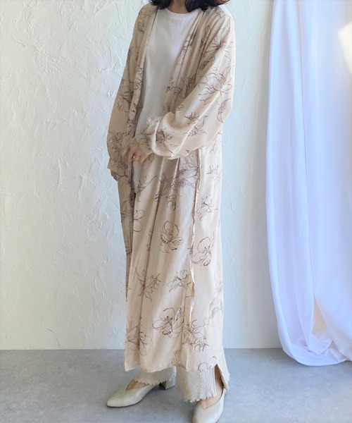 She's Closet(シーズクローゼット)の「花柄カシュクールロングガウンワンピース(ワンピース・レディース・ライトベージュ/ブラック/サンドベージュ・FREE)」の2枚目の写真