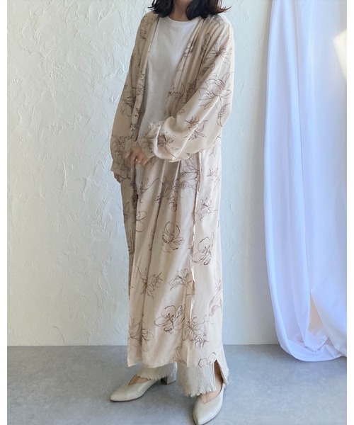 She's Closet(シーズクローゼット)の「花柄カシュクールロングガウンワンピース(ワンピース・レディース・ライトベージュ/ブラック/サンドベージュ・FREE)」の4枚目の写真