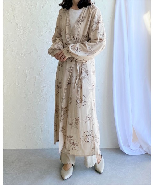 She's Closet(シーズクローゼット)の「花柄カシュクールロングガウンワンピース(ワンピース・レディース・ライトベージュ/ブラック/サンドベージュ・FREE)」の5枚目の写真