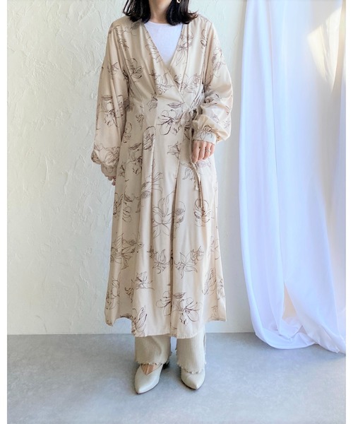 She's Closet(シーズクローゼット)の「花柄カシュクールロングガウンワンピース(ワンピース・レディース・ライトベージュ/ブラック/サンドベージュ・FREE)」の6枚目の写真