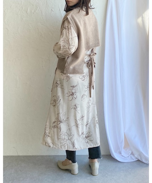 She's Closet(シーズクローゼット)の「花柄カシュクールロングガウンワンピース(ワンピース・レディース・ライトベージュ/ブラック/サンドベージュ・FREE)」の9枚目の写真