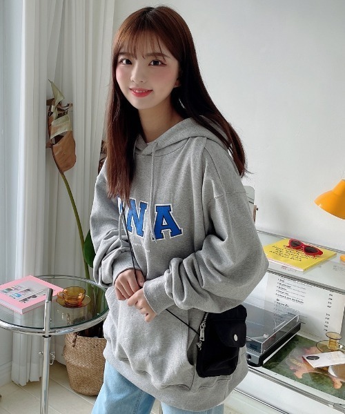 ONA（オーエヌエー）の「『ONA/オーエヌエー』2ND ONA LOGO PRINTING HOODIE/ユニセックス ロゴプリント フーディー（パーカー・メンズ・ブラック/グレー/アイボリー・FREE）」の5枚目の写真