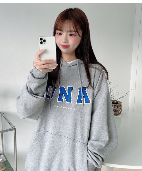 ONA（オーエヌエー）の「『ONA/オーエヌエー』2ND ONA LOGO PRINTING HOODIE/ユニセックス ロゴプリント フーディー（パーカー・メンズ・ブラック/グレー/アイボリー・FREE）」の8枚目の写真