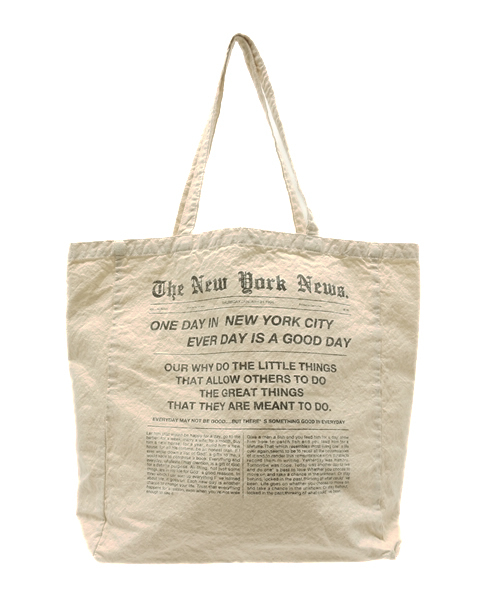 WEGO(ウィゴー)の「WEGO/ニュースペーパープリントトートバッグ(トートバッグ・メンズ・ブラック・FREE)」の1枚目の写真
