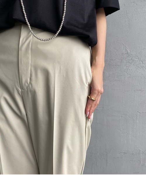 USINE（ユジーヌ）の「[USINE/ユジーヌ] フェイクレザー セミフレアセンタープレスパンツ（その他パンツ・レディース・ブラック/アイボリー・36）」の21枚目の写真