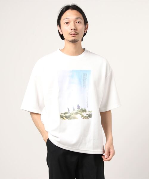 Beno(ビーノ)の「フォトプリントデザイン ワイドシルエット ジャージTシャツ(Tシャツ/カットソー・メンズ・オフホワイト/ホワイト系その他/ホワイト系その他2/ブラック/ブラック系その他/ブラック系その他2/グレイッシュベージュ/ライトグリーン/グレイッシュブルー・M/L/LL)」の3枚目の写真