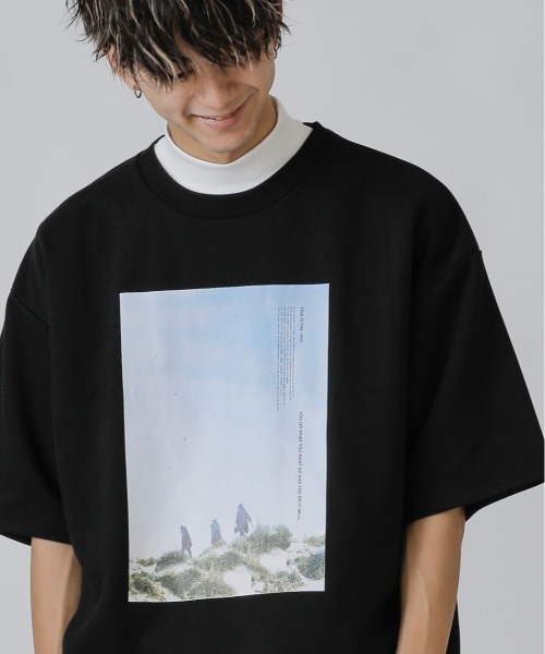 Beno(ビーノ)の「フォトプリントデザイン ワイドシルエット ジャージTシャツ(Tシャツ/カットソー・メンズ・オフホワイト/ホワイト系その他/ホワイト系その他2/ブラック/ブラック系その他/ブラック系その他2/グレイッシュベージュ/ライトグリーン/グレイッシュブルー・M/L/LL)」の5枚目の写真