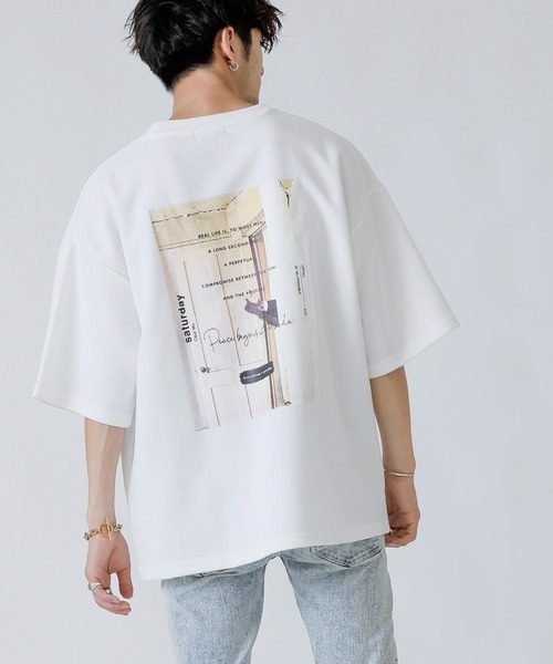 Beno(ビーノ)の「フォトプリントデザイン ワイドシルエット ジャージTシャツ(Tシャツ/カットソー・メンズ・オフホワイト/ホワイト系その他/ホワイト系その他2/ブラック/ブラック系その他/ブラック系その他2/グレイッシュベージュ/ライトグリーン/グレイッシュブルー・M/L/LL)」の2枚目の写真