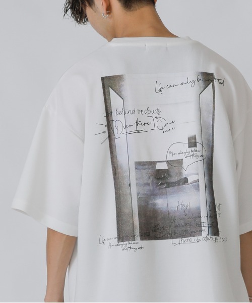 Beno(ビーノ)の「フォトプリントデザイン ワイドシルエット ジャージTシャツ(Tシャツ/カットソー・メンズ・オフホワイト/ホワイト系その他/ホワイト系その他2/ブラック/ブラック系その他/ブラック系その他2/グレイッシュベージュ/ライトグリーン/グレイッシュブルー・M/L/LL)」の4枚目の写真