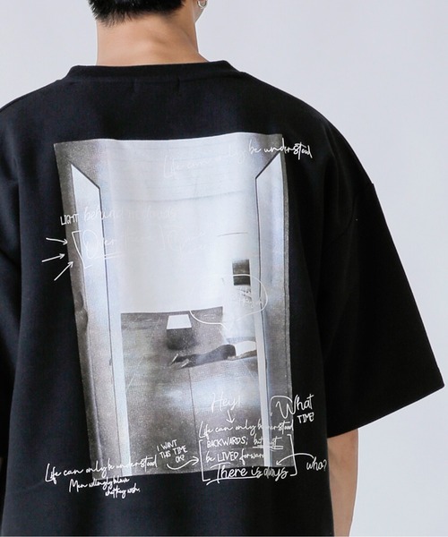 Beno(ビーノ)の「フォトプリントデザイン ワイドシルエット ジャージTシャツ(Tシャツ/カットソー・メンズ・オフホワイト/ホワイト系その他/ホワイト系その他2/ブラック/ブラック系その他/ブラック系その他2/グレイッシュベージュ/ライトグリーン/グレイッシュブルー・M/L/LL)」の6枚目の写真