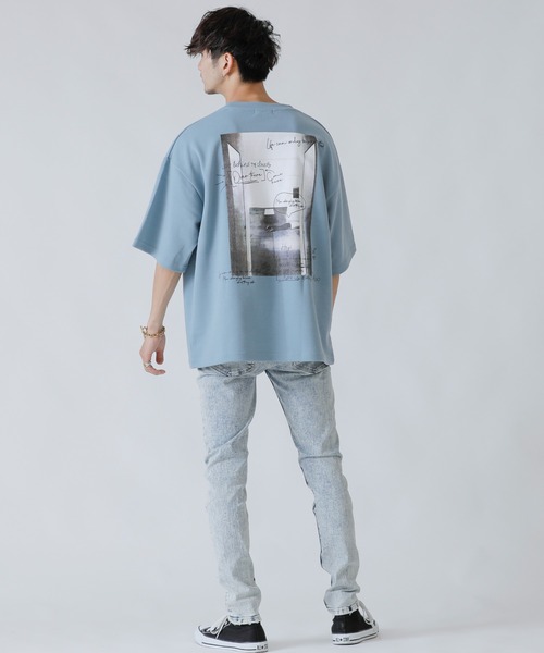 Beno(ビーノ)の「フォトプリントデザイン ワイドシルエット ジャージTシャツ(Tシャツ/カットソー・メンズ・オフホワイト/ホワイト系その他/ホワイト系その他2/ブラック/ブラック系その他/ブラック系その他2/グレイッシュベージュ/ライトグリーン/グレイッシュブルー・M/L/LL)」の16枚目の写真