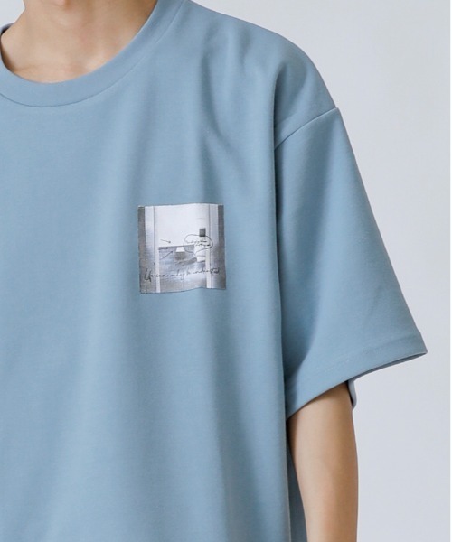 Beno(ビーノ)の「フォトプリントデザイン ワイドシルエット ジャージTシャツ(Tシャツ/カットソー・メンズ・オフホワイト/ホワイト系その他/ホワイト系その他2/ブラック/ブラック系その他/ブラック系その他2/グレイッシュベージュ/ライトグリーン/グレイッシュブルー・M/L/LL)」の13枚目の写真