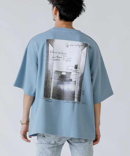 Beno(ビーノ)の「フォトプリントデザイン ワイドシルエット ジャージTシャツ(Tシャツ/カットソー・メンズ・オフホワイト/ホワイト系その他/ホワイト系その他2/ブラック/ブラック系その他/ブラック系その他2/グレイッシュベージュ/ライトグリーン/グレイッシュブルー・M/L/LL)」の14枚目の写真