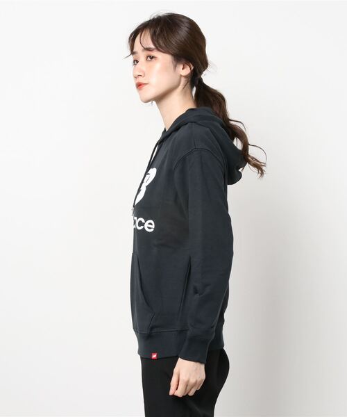 NEW BALANCE(ニューバランス)の「Essentials スタックドロゴ オーバーサイズド フーディ―(パーカー・レディース・ブラック/パープル系その他・SMALL/MEDIUM/LARGE/X-LARGE)」の5枚目の写真