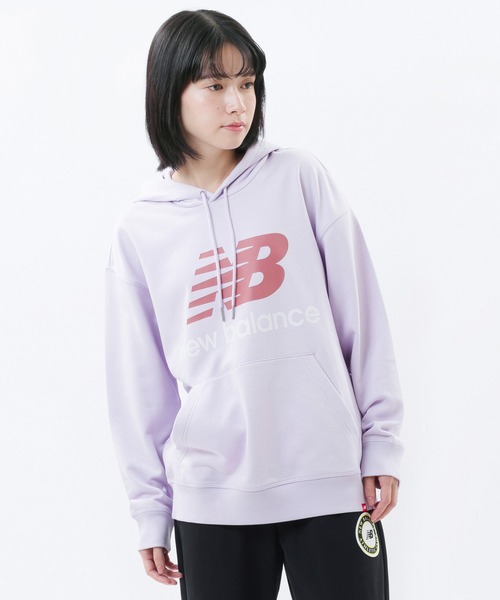 NEW BALANCE(ニューバランス)の「Essentials スタックドロゴ オーバーサイズド フーディ―(パーカー・レディース・ブラック/パープル系その他・SMALL/MEDIUM/LARGE/X-LARGE)」の1枚目の写真