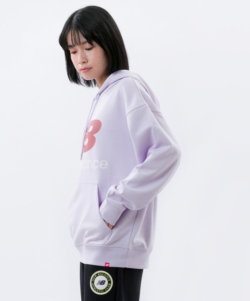 NEW BALANCE(ニューバランス)の「Essentials スタックドロゴ オーバーサイズド フーディ―(パーカー・レディース・ブラック/パープル系その他・SMALL/MEDIUM/LARGE/X-LARGE)」の4枚目の写真