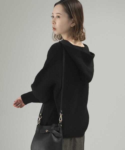 URBAN RESEARCH ROSSO（アーバンリサーチロッソ）の「フーディーニット（ニット/セーター・レディース・ブラック/ベージュ系その他・FREE）」の2枚目の写真