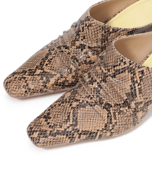 JEANASIS(ジーナシス)の「ギャザースクエアミュール/261969(パンプス・レディース・ブラック/ブルー/パイソン・MEDIUM/LARGE)」の5枚目の写真