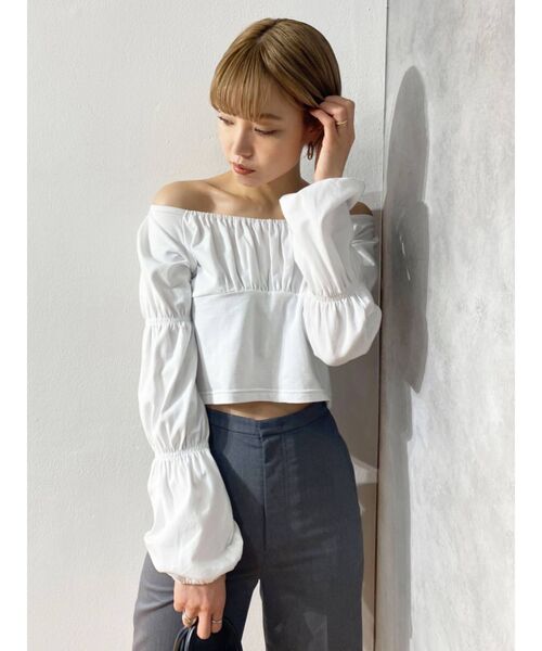 EMODA(エモダ)の「アームギャザーショートプルオーバー(Tシャツ/カットソー・レディース・ホワイト/ブラック/グリーン/パープル・FREE)」の2枚目の写真