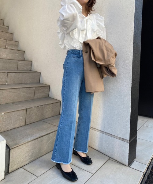 美シルエットのフリンジデニムパンツ