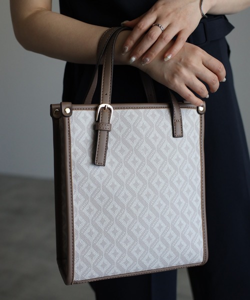 GUSCIO（グッシオ）の「【グッシオベーシック】スクエア型ミニトートバッグ　ロゴプリント（トートバッグ・レディース・ブラック/ブラウン/アイボリー・FREE）」の2枚目の写真
