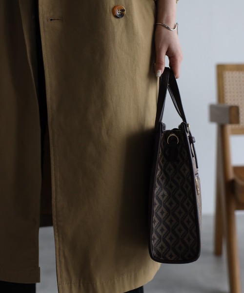 GUSCIO（グッシオ）の「【グッシオベーシック】スクエア型ミニトートバッグ　ロゴプリント（トートバッグ・レディース・ブラック/ブラウン/アイボリー・FREE）」の6枚目の写真