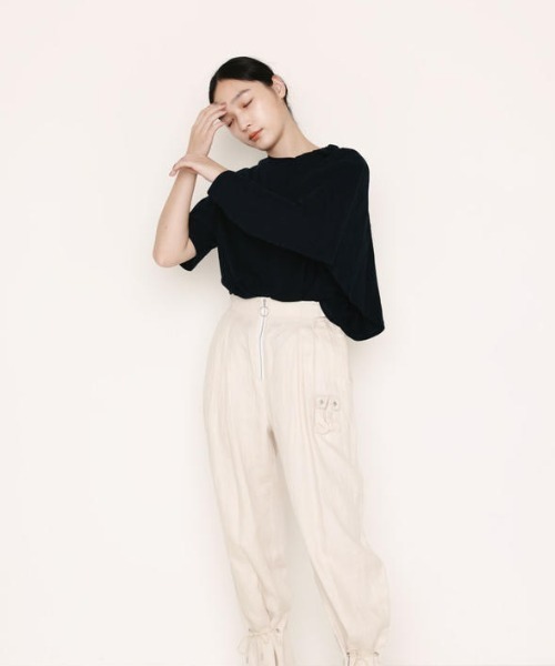 EARIH(アーリ)の「EARIH(アーリー)アシンメトリーTシャツ(Tシャツ/カットソー・レディース・ネイビー・FREE)」の4枚目の写真