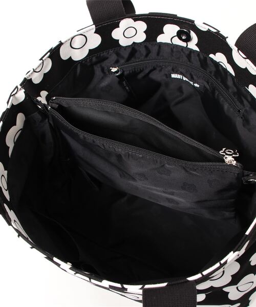 MARY QUANT  総柄デイジープリント トート（ブラック） MARY QUANT（マリークワント）の「総柄デイジープリント トート