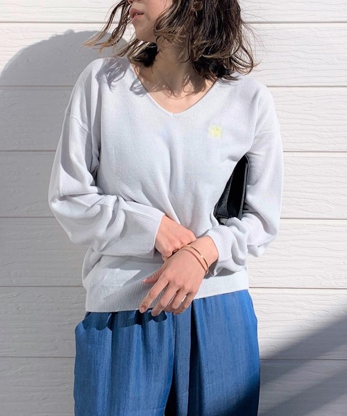 Q（キュー）の「なめらかタッチVネックニット（ニット/セーター・レディース・ライトグレー/アイボリー/ラベンダー・MEDIUM）」の2枚目の写真