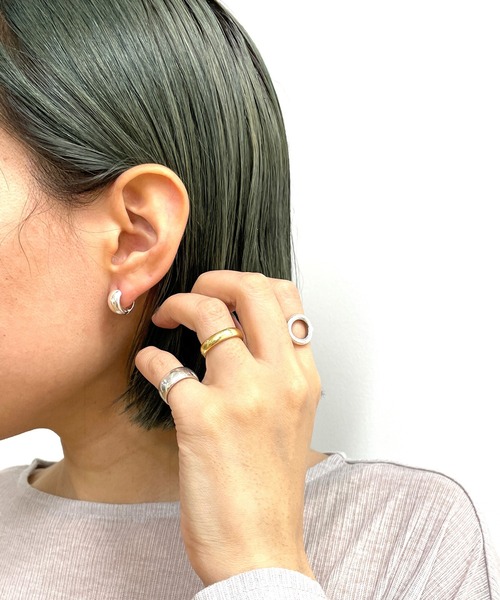 Omekashi（オメカシ）の「スモールフープピアス（ピアス（両耳用）・レディース・シルバー/ゴールド・ONE SIZE）」の2枚目の写真