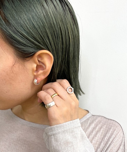 Omekashi（オメカシ）の「スモールフープピアス（ピアス（両耳用）・レディース・シルバー/ゴールド・ONE SIZE）」の4枚目の写真