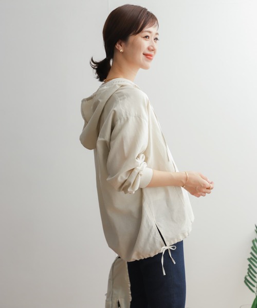 URBAN RESEARCH DOORS（アーバンリサーチドアーズ）の「コットンラミーパーカー（パーカー・レディース・ホワイト/ブラック/ナチュラル・MEDIUM）」の9枚目の写真