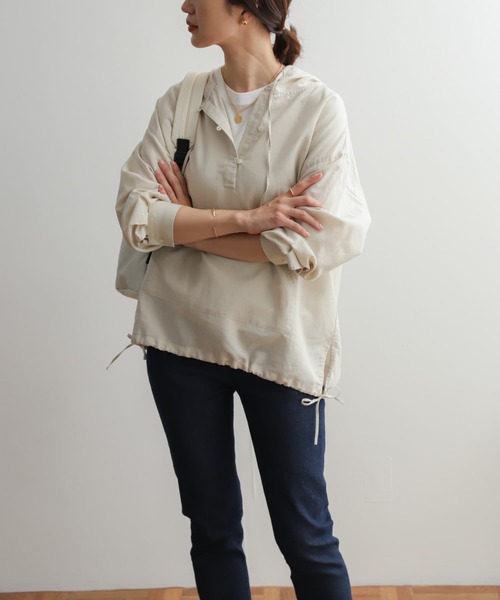 URBAN RESEARCH DOORS（アーバンリサーチドアーズ）の「コットンラミーパーカー（パーカー・レディース・ホワイト/ブラック/ナチュラル・MEDIUM）」の8枚目の写真