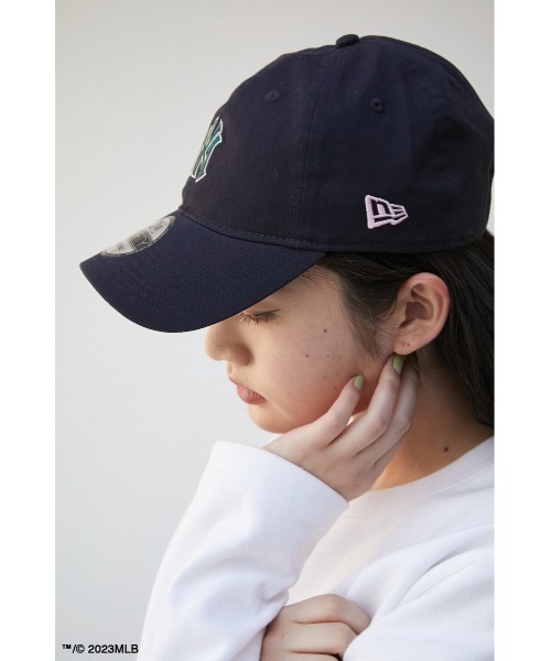 AZUL by moussy(アズールバイマウジー)の「NEW ERA × AZUL 9thirty/NEW ERA×AZUL 9THIRTY(キャップ・レディース・カーキ/アイボリー/ネイビー・FREE)」の11枚目の写真