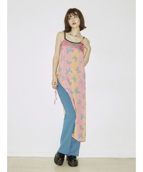 jouetie（ジュエティ）の「バタフライパターンスリットキャミワンピース（ワンピース・レディース・パープル/ピンク・MEDIUM）」の10枚目の写真