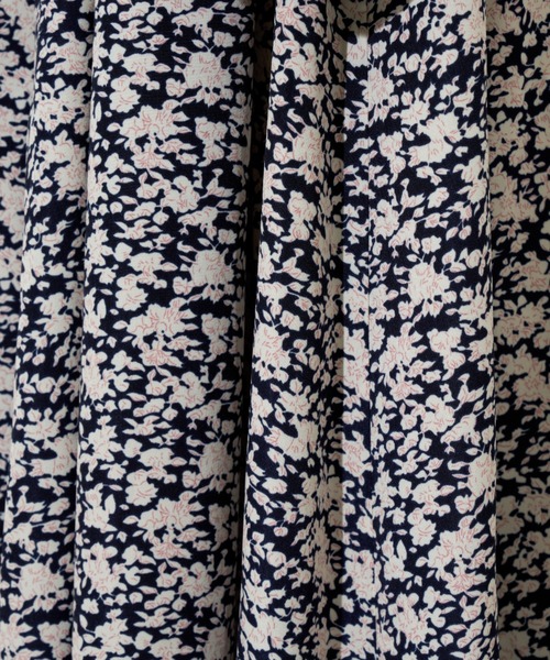 Libra Cue（リブラ キュー）の「フラワープリントギャザースカート（スカート・レディース・ネイビー/レッド・FREE）」の6枚目の写真