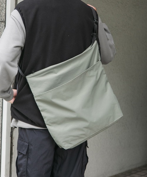 URBAN RESEARCH DOORS（アーバンリサーチドアーズ）の「2TONE ショルダーバッグ（ショルダーバッグ・メンズ・ブラック/グリーン/ベージュ系その他/ライトカーキ/グレー系その他・-）」の7枚目の写真