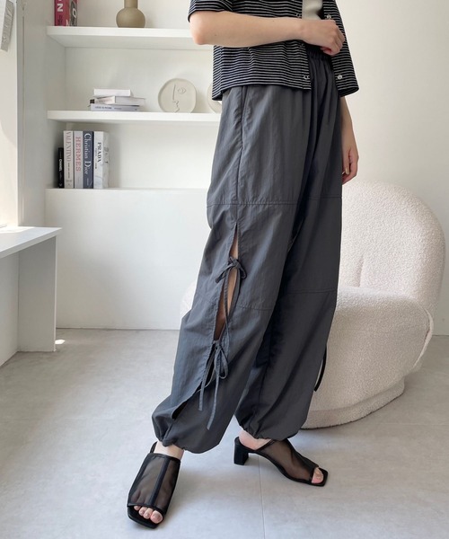 LOWRYS FARM（ローリーズファーム）の「サイドスリットドロストパンツ　962774（その他パンツ・レディース・チャコールグレー/アイボリー/パープル・FREE）」の3枚目の写真