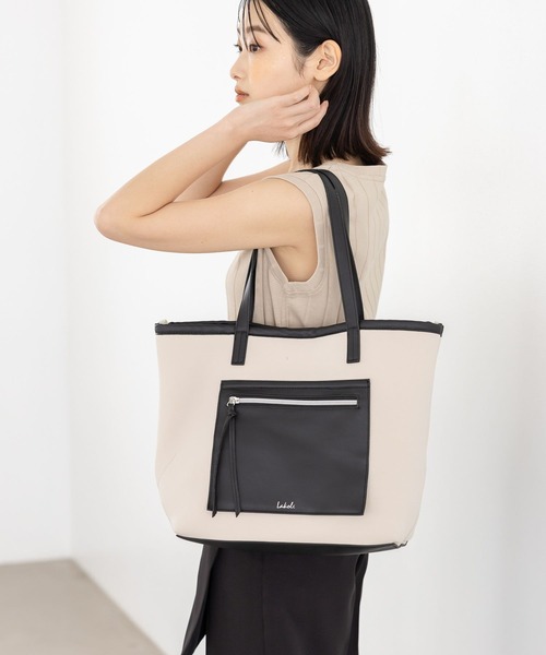 LAKOLE（ラコレ）の「ネオプレーンフロントポケットトートバッグ2 / 963900（トートバッグ・レディース・オフホワイト/ブラウン系その他/ブラック/グレー/ネイビー・FREE）」の3枚目の写真