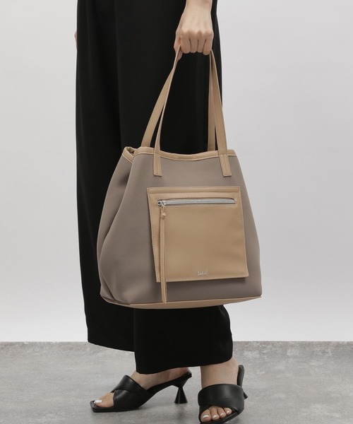 LAKOLE（ラコレ）の「ネオプレーンフロントポケットトートバッグ2 / 963900（トートバッグ・レディース・オフホワイト/ブラウン系その他/ブラック/グレー/ネイビー・FREE）」の9枚目の写真