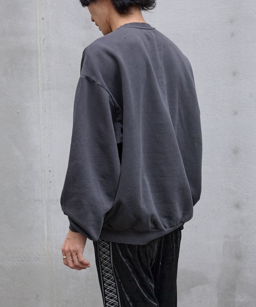 COLONY 2139（コロニートゥーワンスリーナイン）の「ピグメントダメージ裏起毛クルースウェット（スウェット・メンズ・ブラック/チャコールグレー・LARGE/MEDIUM）」の13枚目の写真