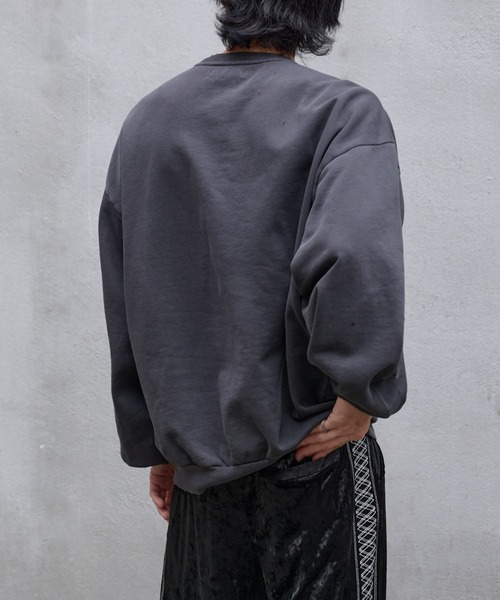COLONY 2139（コロニートゥーワンスリーナイン）の「ピグメントダメージ裏起毛クルースウェット（スウェット・メンズ・ブラック/チャコールグレー・LARGE/MEDIUM）」の14枚目の写真