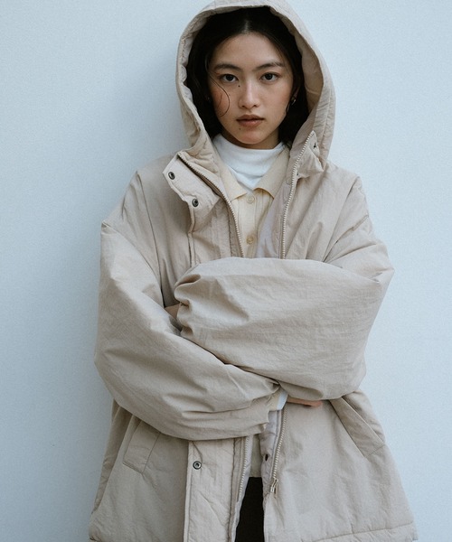 andme（アンドミー）の「オーバーサイズ中綿ダウンコート（ダウンジャケット/コート・レディース・ライトカーキ/ベージュ/ブラック/アイボリー・M/S）」の3枚目の写真