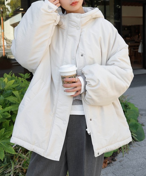 andme（アンドミー）の「オーバーサイズ中綿ダウンコート（ダウンジャケット/コート・レディース・ライトカーキ/ベージュ/ブラック/アイボリー・M/S）」の5枚目の写真