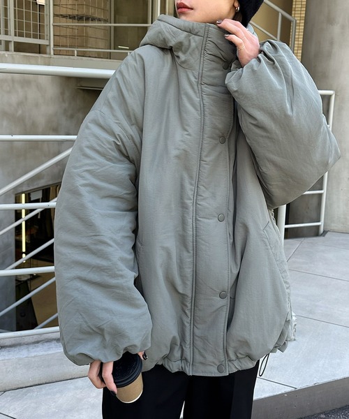 andme（アンドミー）の「オーバーサイズ中綿ダウンコート（ダウンジャケット/コート・レディース・ライトカーキ/ベージュ/ブラック/アイボリー・M/S）」の10枚目の写真